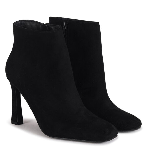 Sleek and Stylish Chelsea Boots – Perfect for Day-to-Night Looks - Image 3