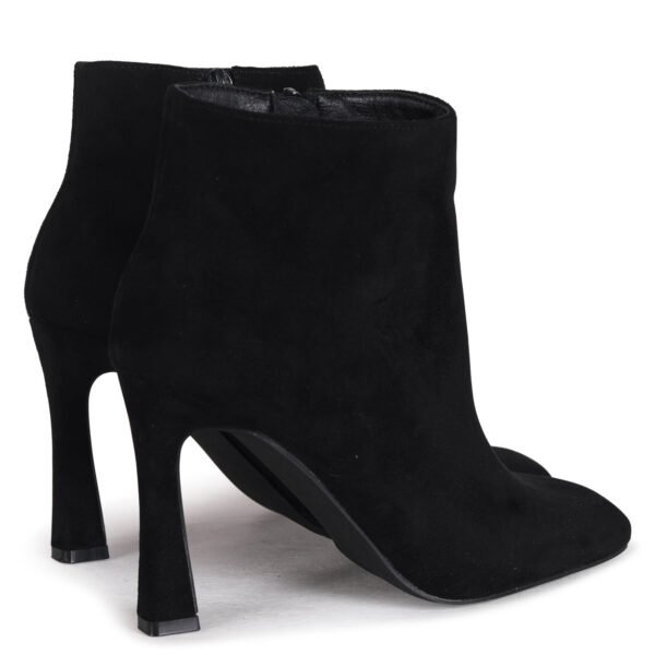 Sleek and Stylish Chelsea Boots – Perfect for Day-to-Night Looks - Image 4